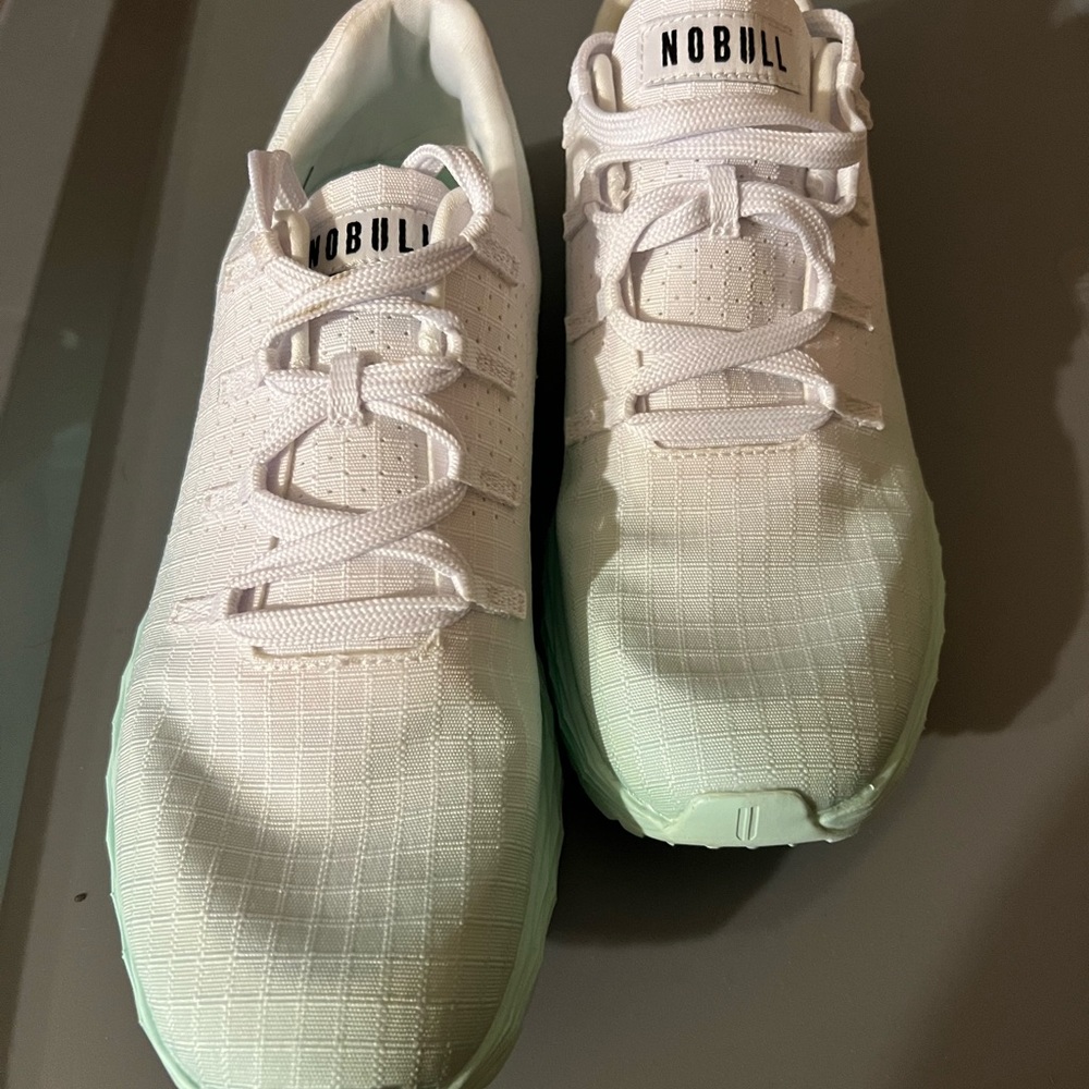 NO BULL WHITE MIST GRADIENT RIPSTOP RUNNER (WOMEN'S)  NWOT  Never Worn. Too big